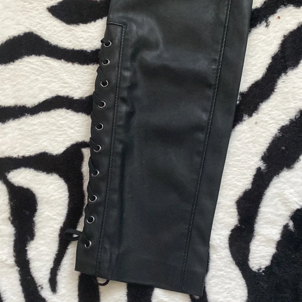 😍BLANK NYC ANKLE LACE UP FAUX LEATHER SKINNY PANTS SIZE 26 - Picture 7 of 10